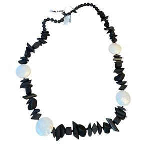 NWT Chico’s Mother of Pearl Necklace